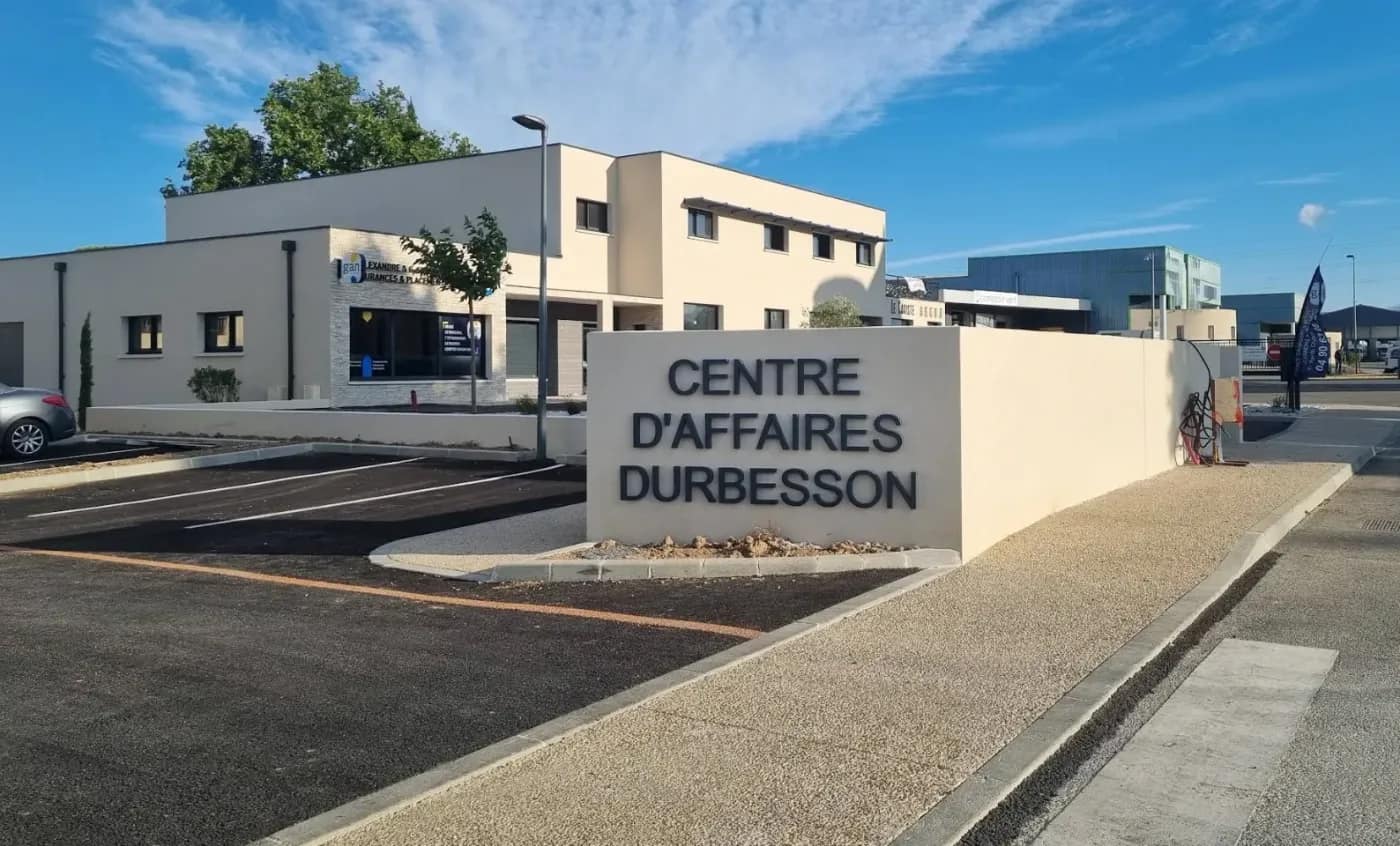 Le Centre d'affaires Durbesson à Carpentras, où se trouve l'agence Freight Solutions 84