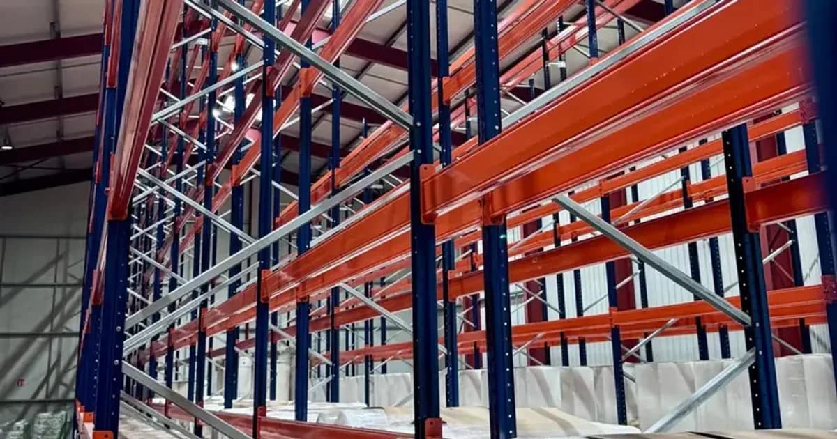 Racks de palettisation dans l'entrepôt Freight Solutions de Bergheim
