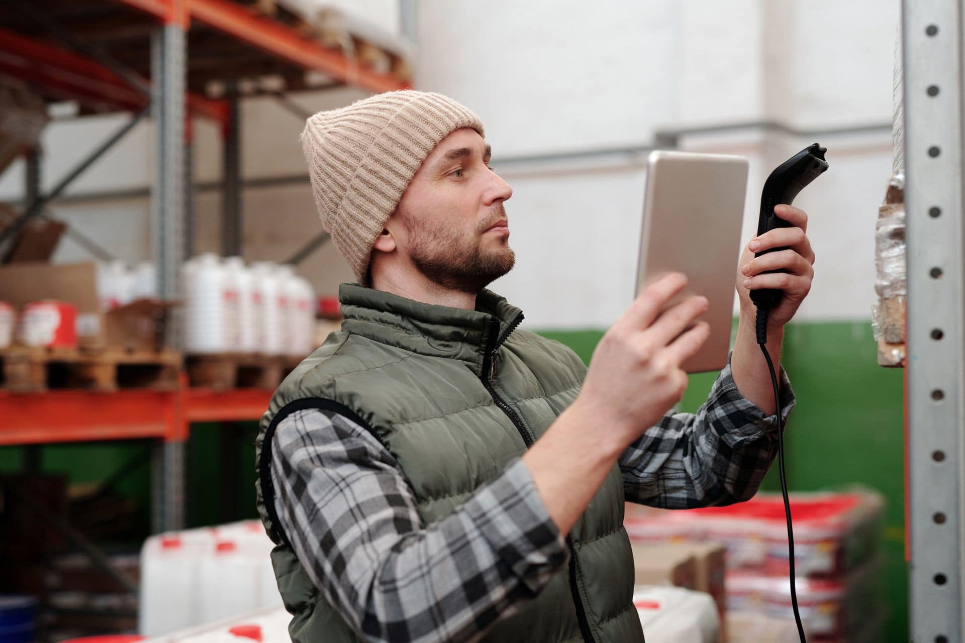 E-commerce logistics: single-unit picking and multi-carrier despatch