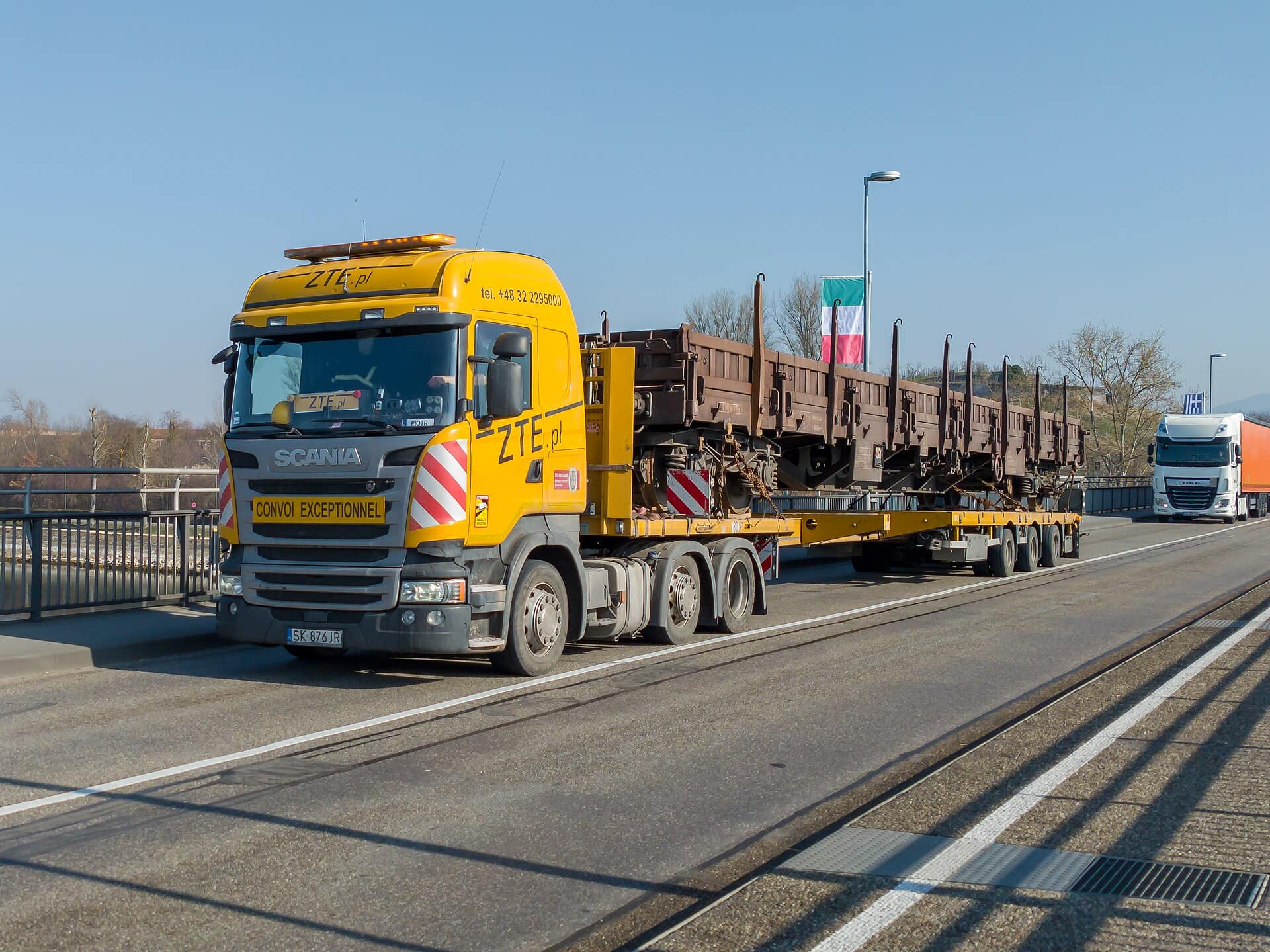 Heavy haulage of heavy items and out-of-gauge convoys in France and internationally